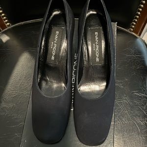 Evan Picone black fabric pumps